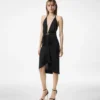 Robe de cocktail à col en V avec détail drapé en cascade sur le devant