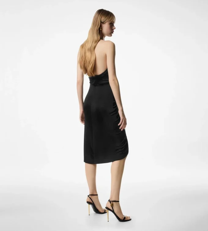 Robe de cocktail à col en V avec détail drapé en cascade sur le devant