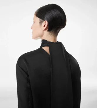Robe de cocktail à col montant en crêpe brillant