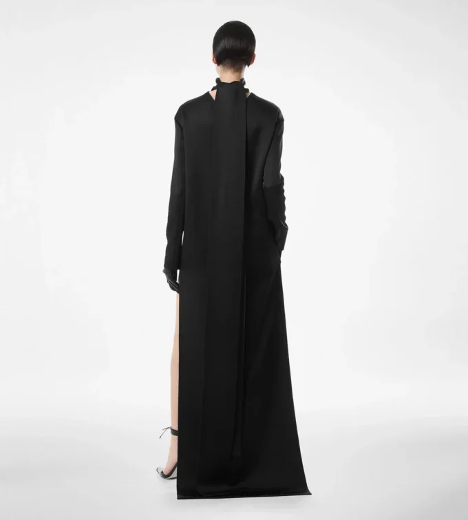 Robe de cocktail à col montant en crêpe brillant Robe de cocktail à col montant en crêpe brillant