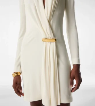Robe de cocktail à manches longues et col en V avec détail barrette