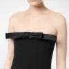 Robe de cocktail sans bretelles en crêpe épais et satin envers avec nœud Robe de cocktail sans bretelles en crêpe épais et satin envers avec nœud