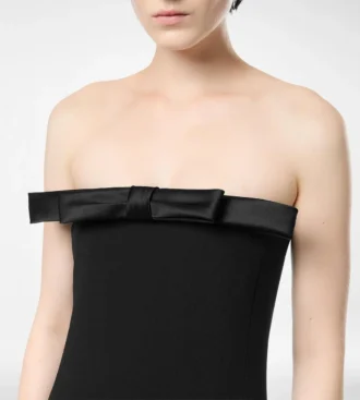 Robe de cocktail sans bretelles en crêpe épais et satin envers avec nœud
