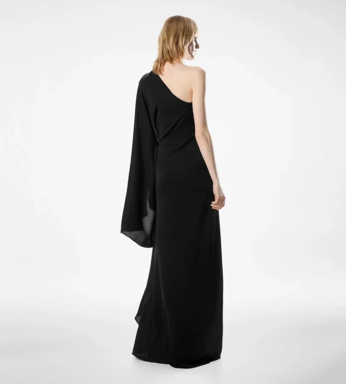 Robe de soirée asymétrique avec cape et détails métalliques Liza Robe de soirée asymétrique avec cape et détails métalliques Liza