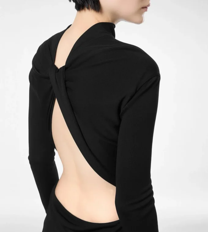 Robe de soirée asymétrique à manches longues et dos torsadé Robe de soirée asymétrique à manches longues et dos torsadé