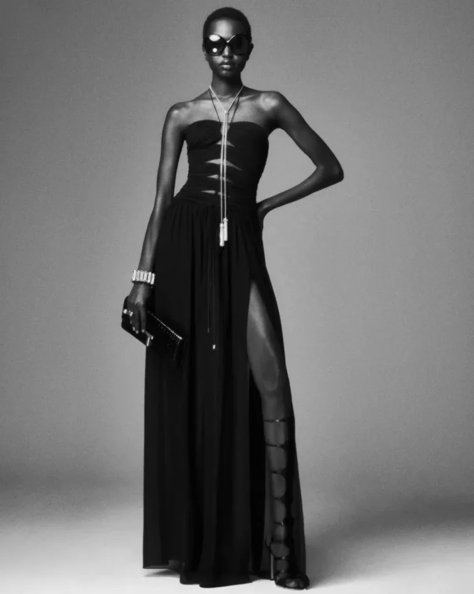 Robe de soirée avec cordons et découpes