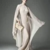 Robe de soirée avec encolure en trou de serrure et cape asymétrique