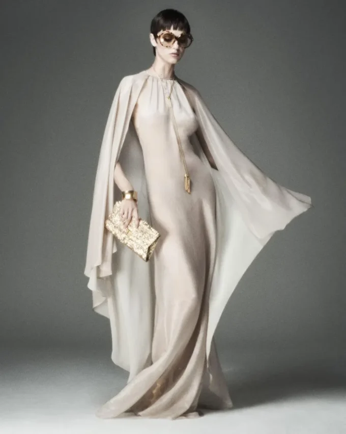 Robe de soirée avec encolure en trou de serrure et cape asymétrique