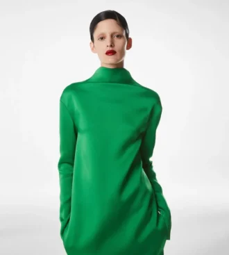 Robe de soirée droite à col montant en crêpe brillant