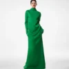 Robe de soirée droite à col montant en crêpe brillant