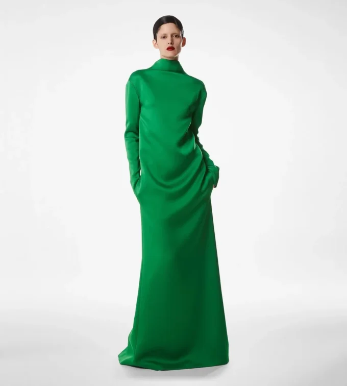 Robe de soirée droite à col montant en crêpe brillant