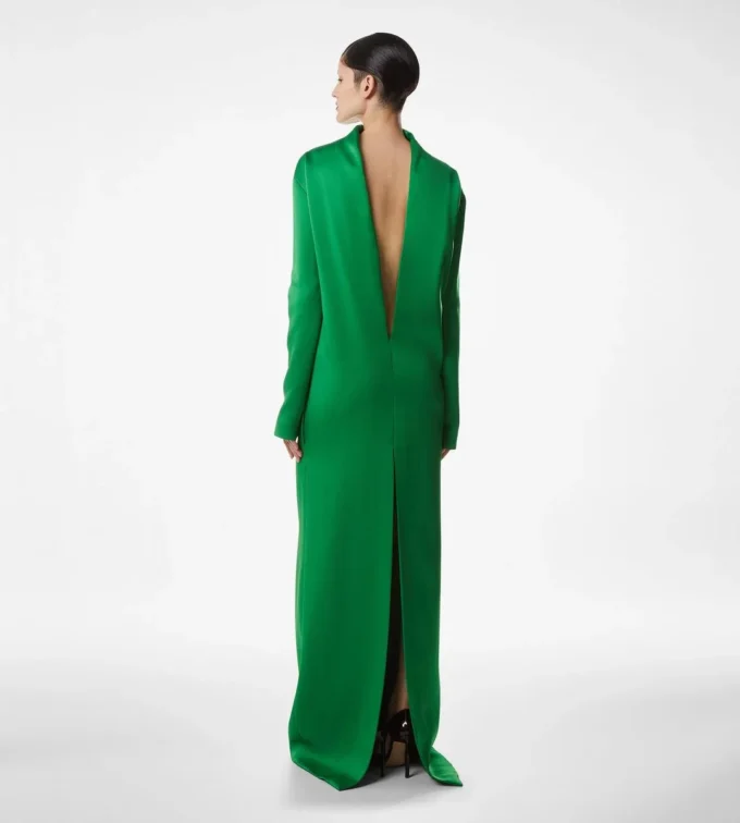 Robe de soirée droite à col montant en crêpe brillant