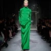 Robe de soirée droite à col montant en crêpe brillant