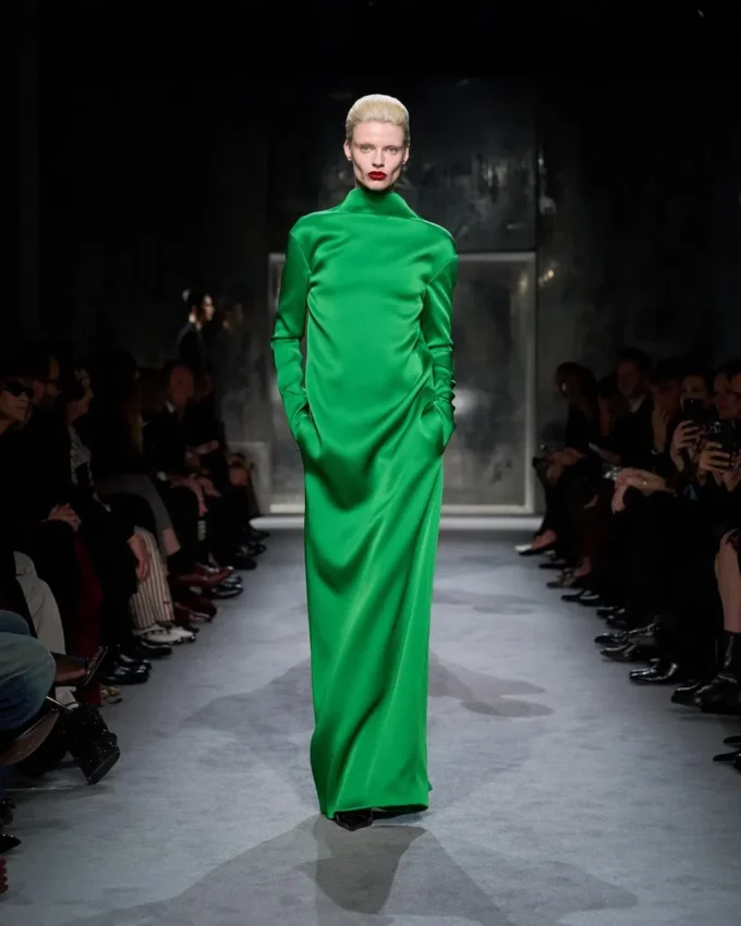Robe de soirée droite à col montant en crêpe brillant