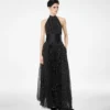 Robe de soirée en georgette de soie à col bénitier et plissé soleil avec détails en cuir Robe de soirée en georgette de soie à col bénitier et plissé soleil avec détails en cuir