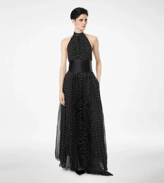Robe de soirée en georgette de soie à col bénitier et plissé soleil avec détails en cuir Robe de soirée en georgette de soie à col bénitier et plissé soleil avec détails en cuir