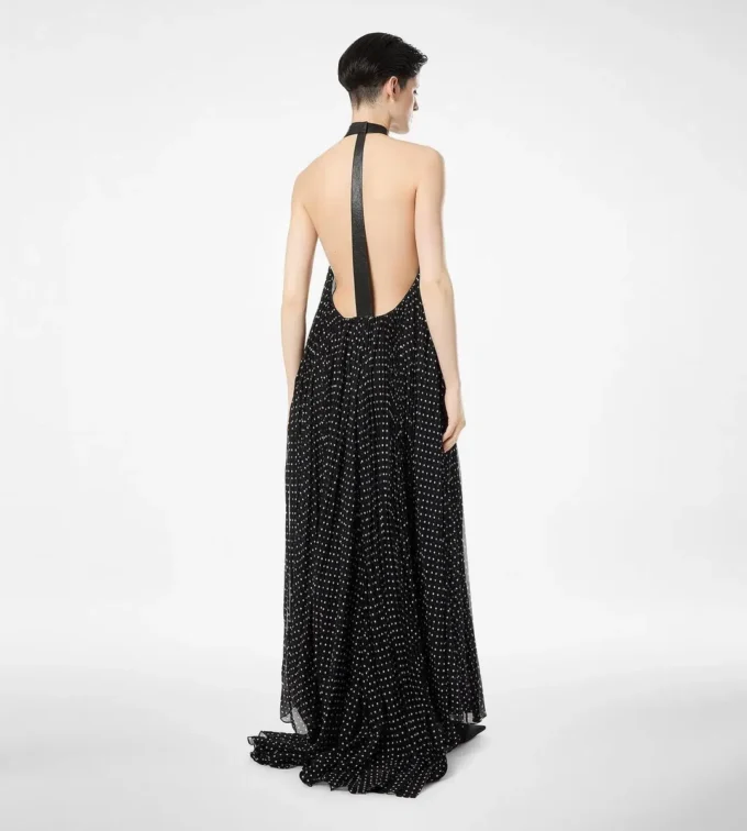 Robe de soirée en georgette de soie à col bénitier et plissé soleil avec détails en cuir Robe de soirée en georgette de soie à col bénitier et plissé soleil avec détails en cuir