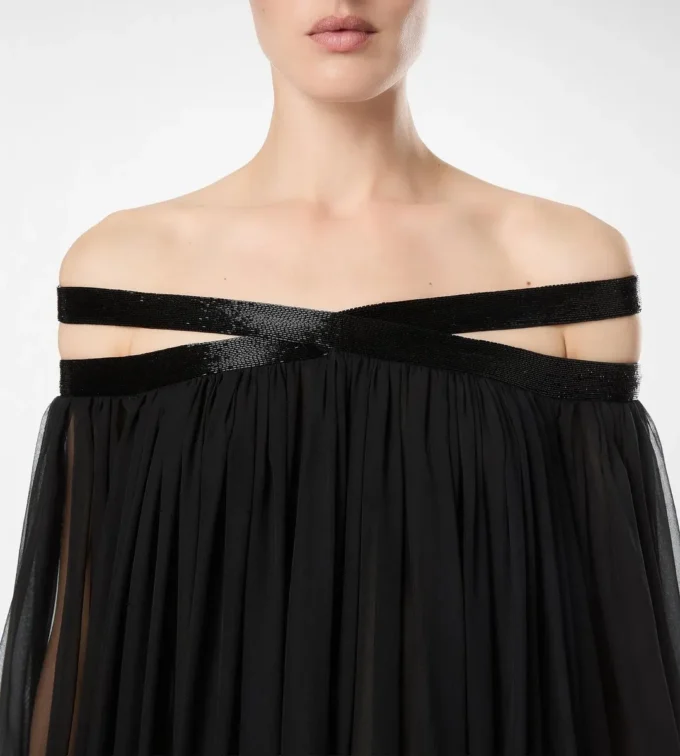 Robe de soirée en mousseline de soie brodée à épaules dénudées Robe de soirée en mousseline de soie brodée à épaules dénudées