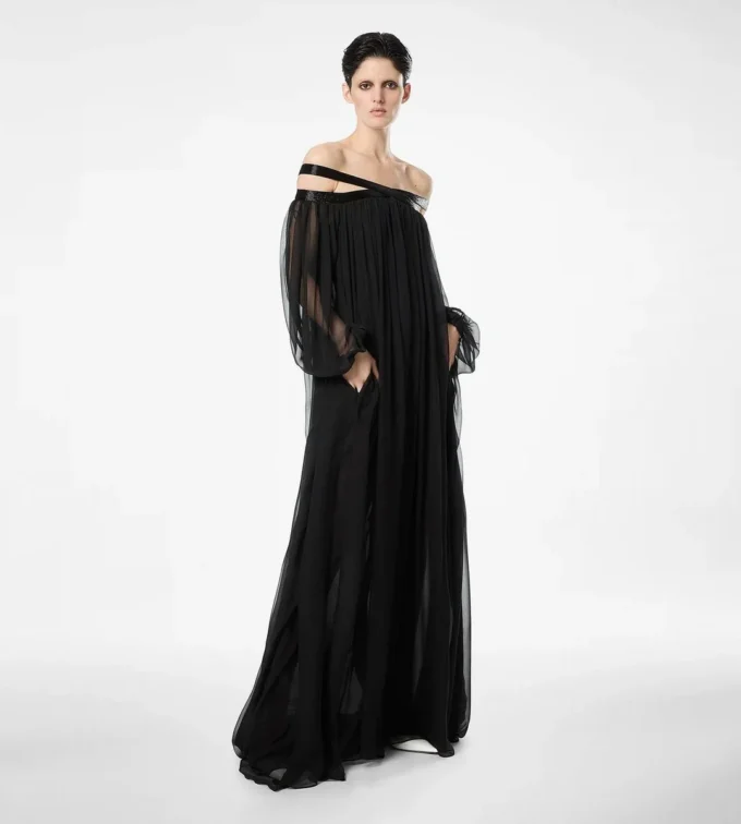 Robe de soirée en mousseline de soie brodée à épaules dénudées Robe de soirée en mousseline de soie brodée à épaules dénudées