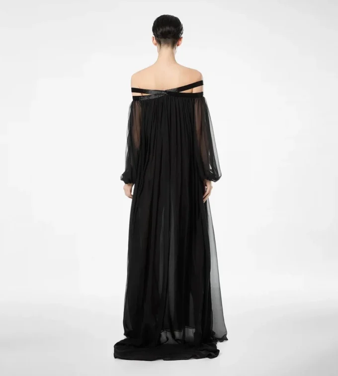 Robe de soirée en mousseline de soie brodée à épaules dénudées Robe de soirée en mousseline de soie brodée à épaules dénudées