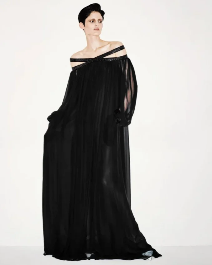 Robe de soirée en mousseline de soie brodée à épaules dénudées Robe de soirée en mousseline de soie brodée à épaules dénudées