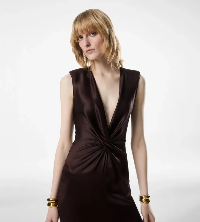 Robe de soirée en soie sans manches, décolleté en V profond et devant torsadé