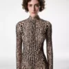 Robe de soirée à manches longues et col montant