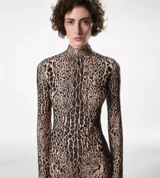 Robe de soirée à manches longues et col montant