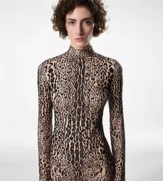Robe de soirée à manches longues et col montant