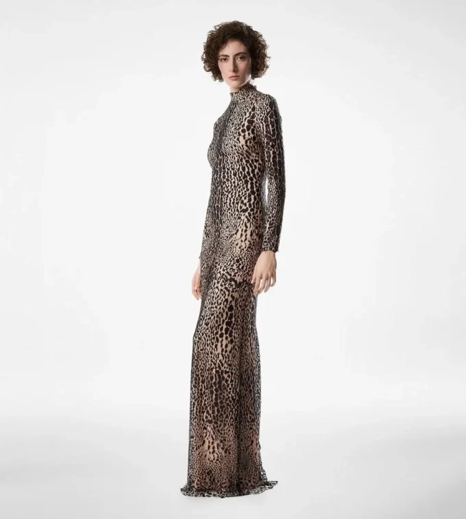 Robe de soirée à manches longues et col montant