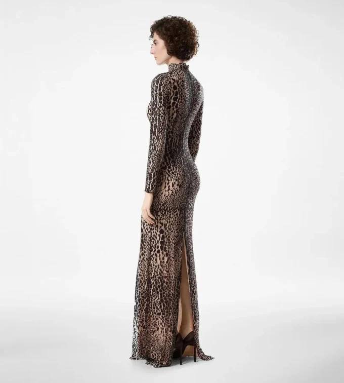 Robe de soirée à manches longues et col montant