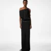 Robe de soirée à épaules dénudées et fente latérale