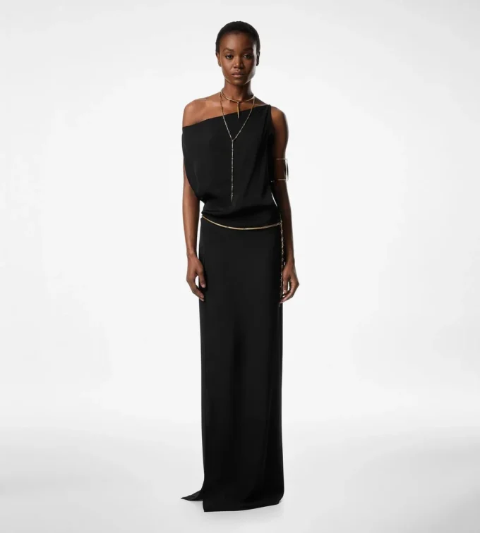Robe de soirée à épaules dénudées et fente latérale