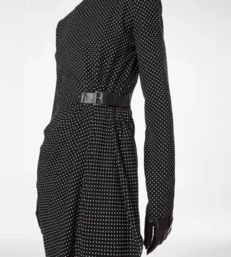 Robe longue à manches longues en soie imprimée sable avec détails en cuir