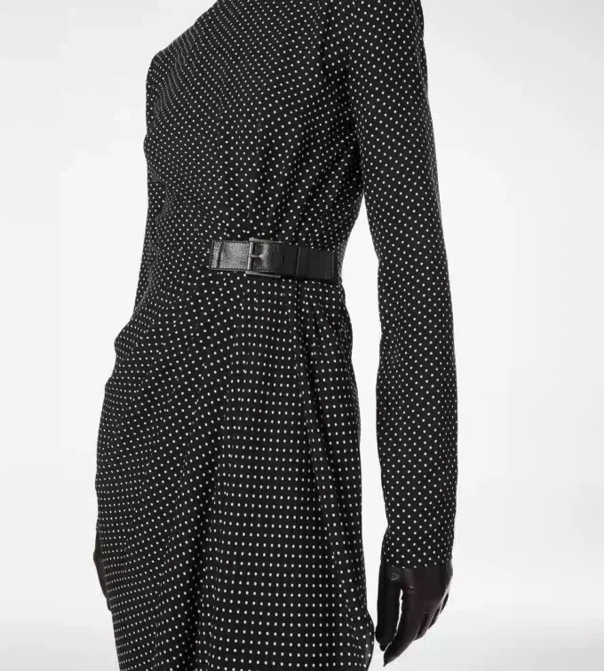 Robe longue à manches longues en soie imprimée sable avec détails en cuir Robe longue à manches longues en soie imprimée sable avec détails en cuir