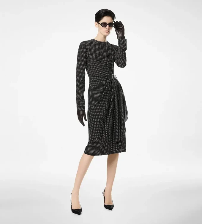 Robe longue à manches longues en soie imprimée sable avec détails en cuir Robe longue à manches longues en soie imprimée sable avec détails en cuir