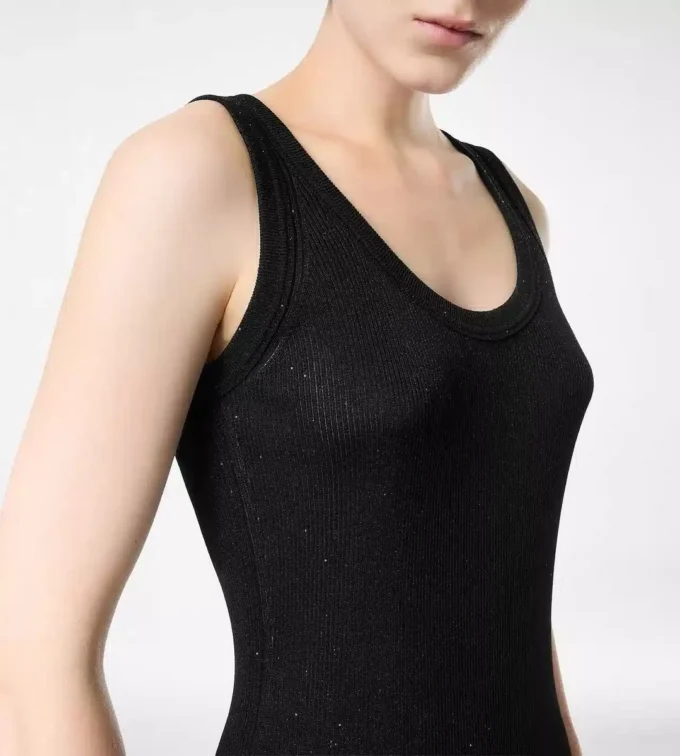 Robe mi-longue à bretelles et à côtes ornée de micro-paillettes Robe mi-longue à bretelles et à côtes ornée de micro-paillettes