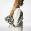 Sac à bandoulière Tara à chaîne en python imprimé Sac à bandoulière Tara à chaîne en python imprimé