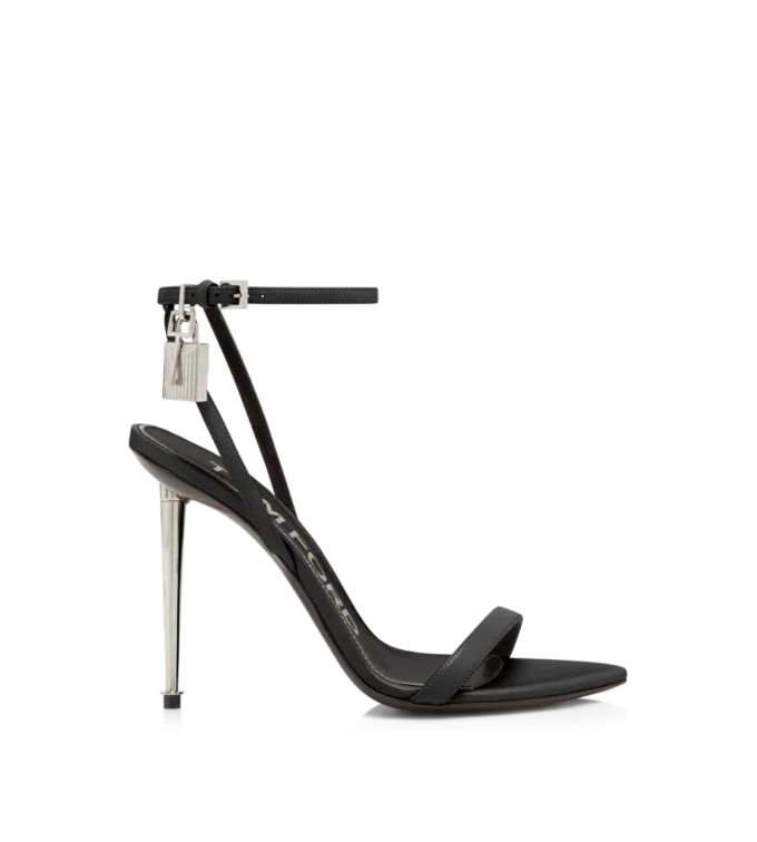 Sandales à bout pointu en cuir brillant avec cadenas Sandales à bout pointu en cuir brillant avec cadenas