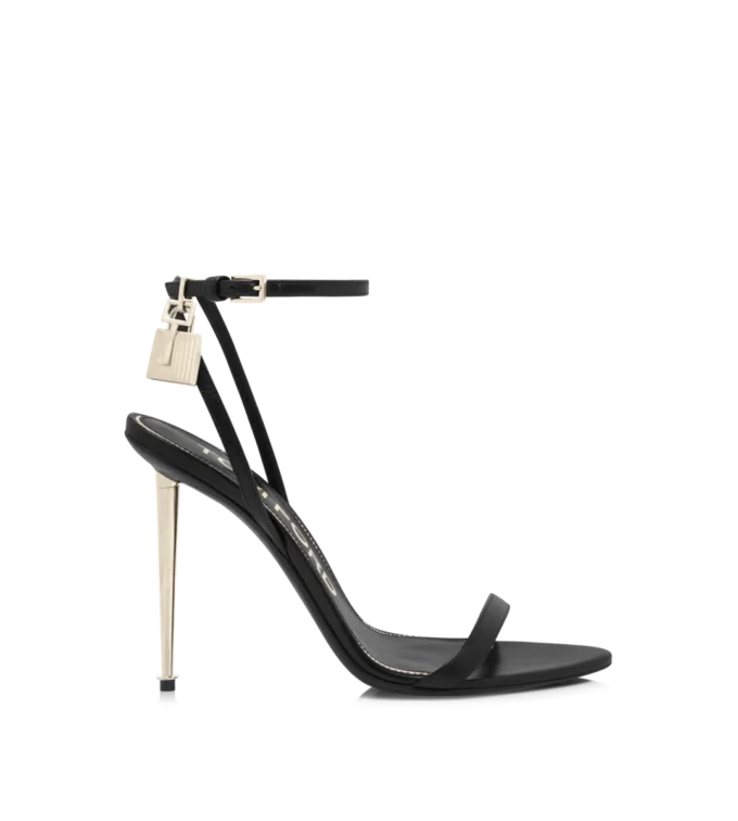 Sandales à bout pointu en cuir brillant avec cadenas Sandales à bout pointu en cuir brillant avec cadenas