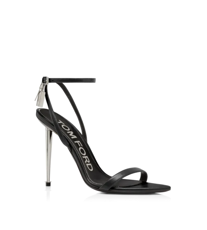 Sandales à bout pointu en cuir brillant avec cadenas Sandales à bout pointu en cuir brillant avec cadenas