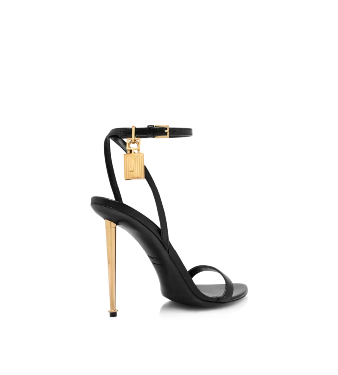 Sandales à bout pointu en cuir brillant avec cadenas Sandales à bout pointu en cuir brillant avec cadenas