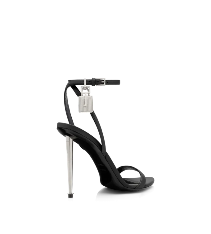 Sandales à bout pointu en cuir brillant avec cadenas Sandales à bout pointu en cuir brillant avec cadenas