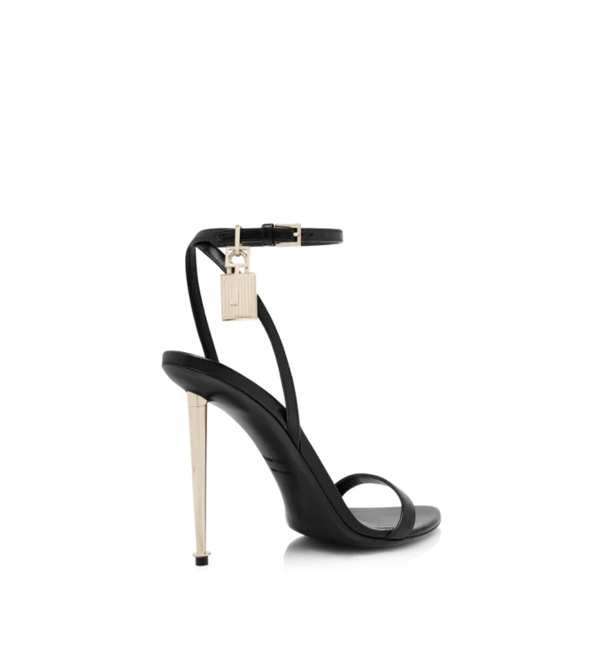 Sandales à bout pointu en cuir brillant avec cadenas Sandales à bout pointu en cuir brillant avec cadenas