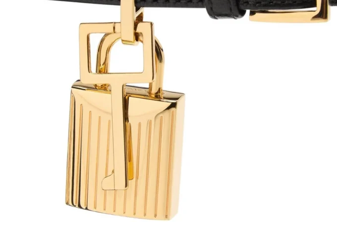 Sandales à bout pointu en cuir brillant avec cadenas Sandales à bout pointu en cuir brillant avec cadenas