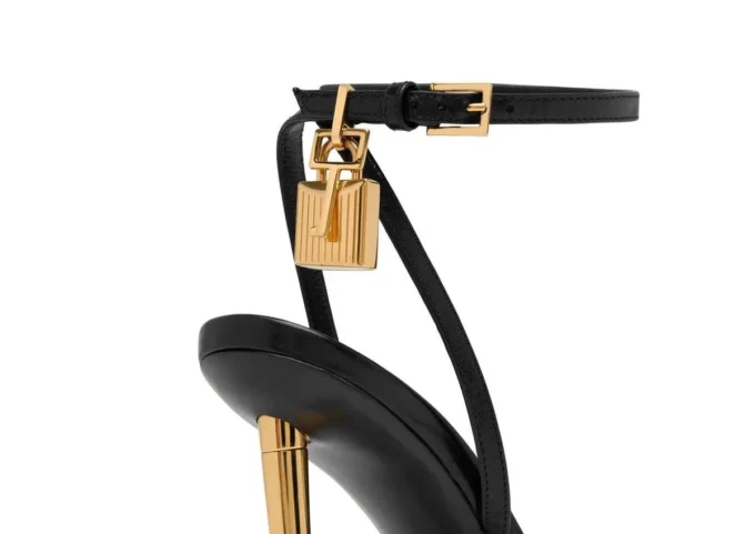 Sandales à bout pointu en cuir brillant avec cadenas Sandales à bout pointu en cuir brillant avec cadenas