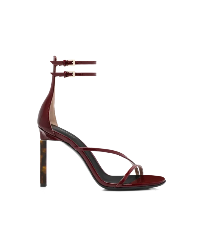 Sandales à bride à la cheville en cuir verni