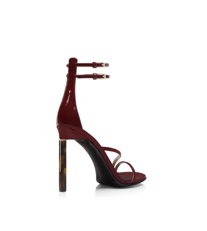 Sandales à bride à la cheville en cuir verni