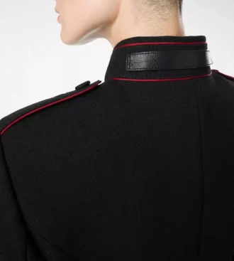 Veste d&rsquo;officier en gabardine de laine élégante avec passepoil