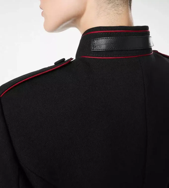 Veste d’officier en gabardine de laine élégante avec passepoil Veste d’officier en gabardine de laine élégante avec passepoil